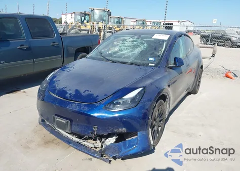 2024 Tesla Model Y Long Range Dual Motor All-Wheel Drive z USA, uszkodzony, nr VIN 7SAYGDEE3RA307154